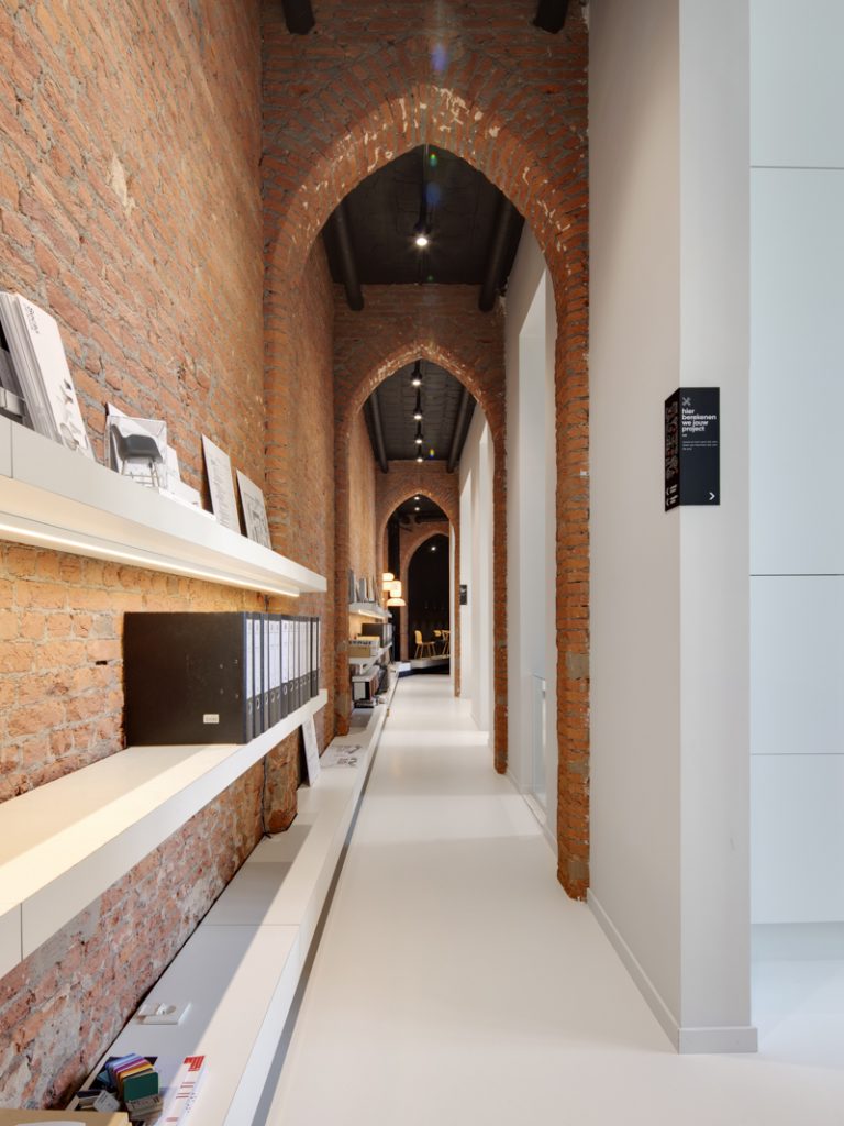 Moderne hal in werkplek van InterieurKabinet 02