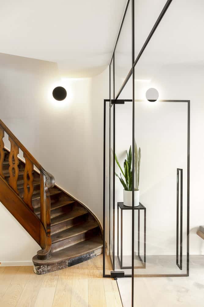 houten trap met prachtig detail naast moderne deur