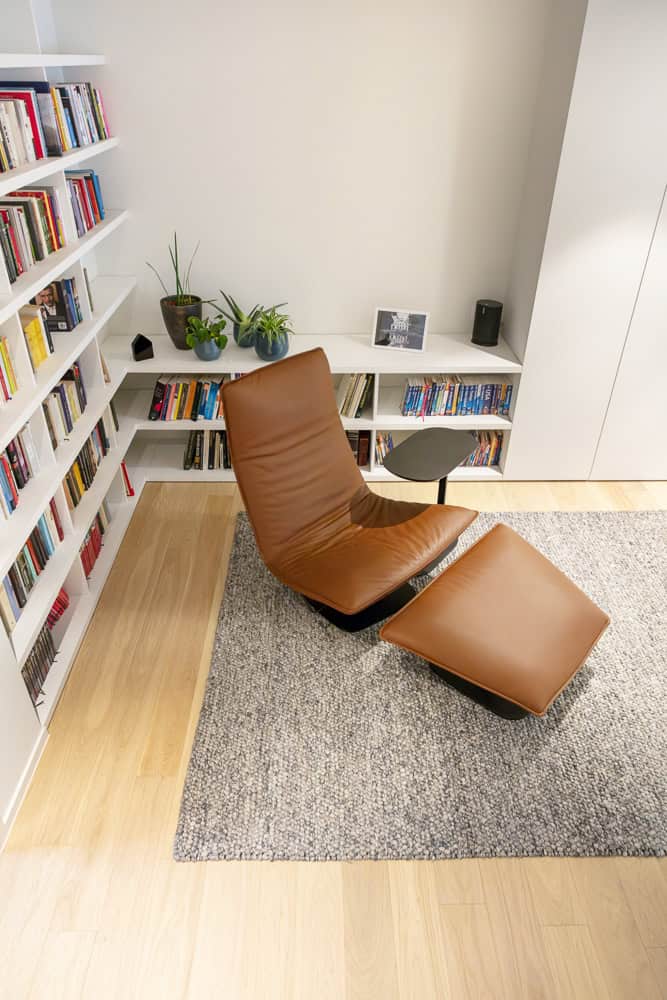 zithoek met op maat gemaakte boekenkasten